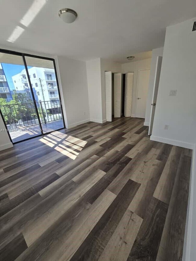 Building Photo - 1673 Bay Rd