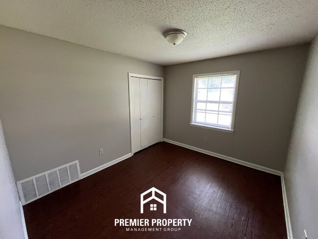 Building Photo - Charming 3BR/2BA in 38118 | Low-Maintenance Tile Floors, Bay Window & Patio