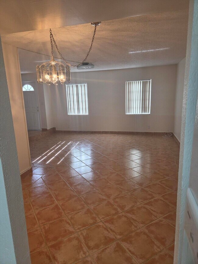 Building Photo - 3062 Riverside Dr