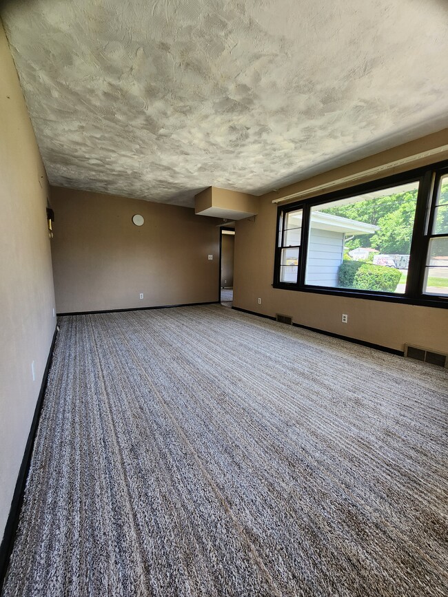 Building Photo - 2116 W Kettelle St