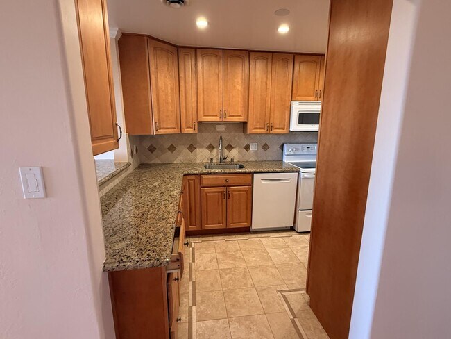 Building Photo - 200 Elm St