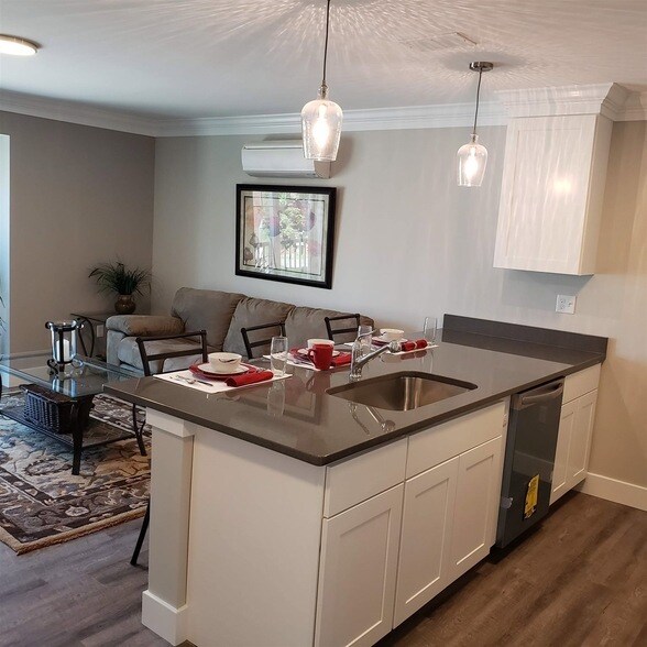 Building Photo - 10 4th St