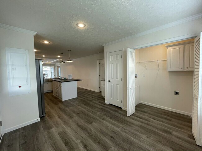 Building Photo - 491 Hillcrest Ln