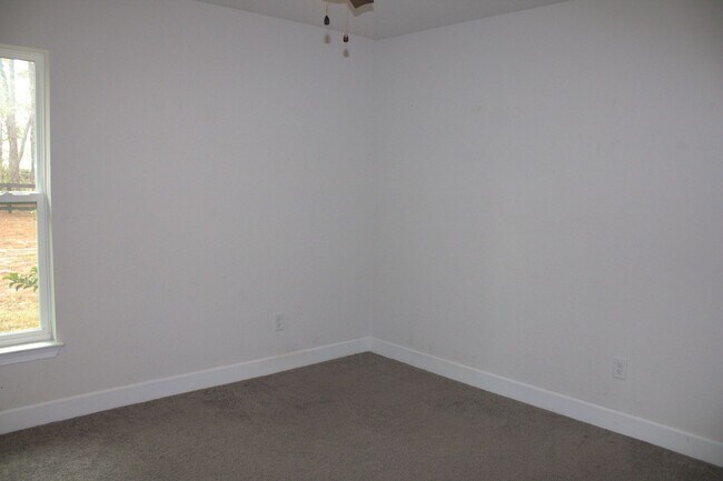 Building Photo - 4BR/2BA home available for rent in Weeki Wachee