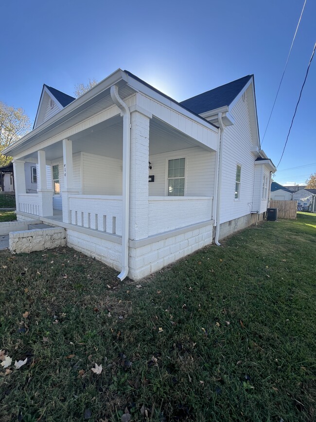 Building Photo - 414 Adams St