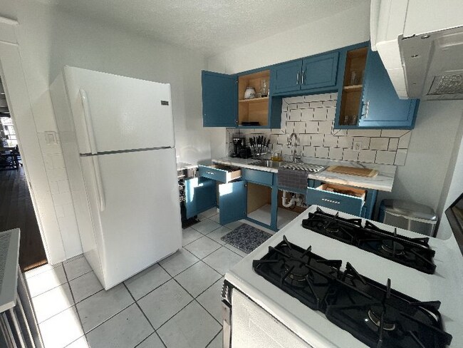 Building Photo - 1308 N Gladstone Ave