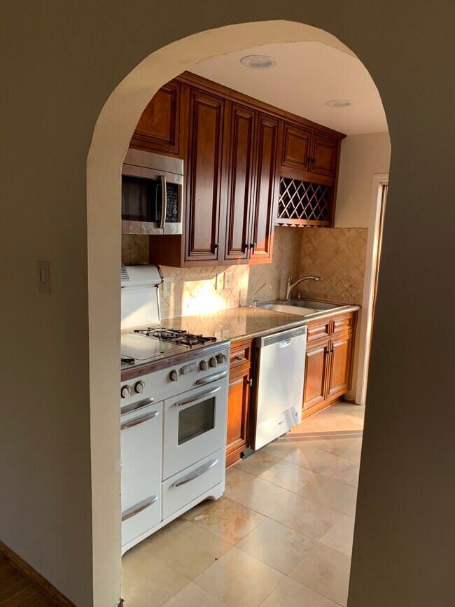 Building Photo - 1638 W Kilbourn St