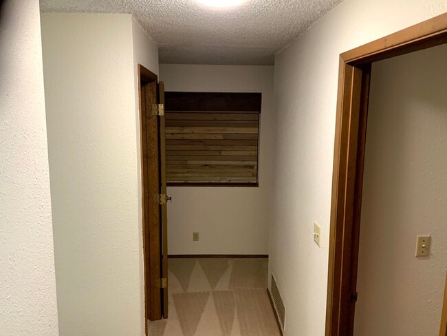 Building Photo - Two Bedroom Duplex in South Hills Area