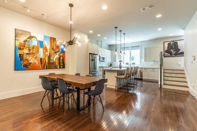 Building Photo - 206 E Live Oak St