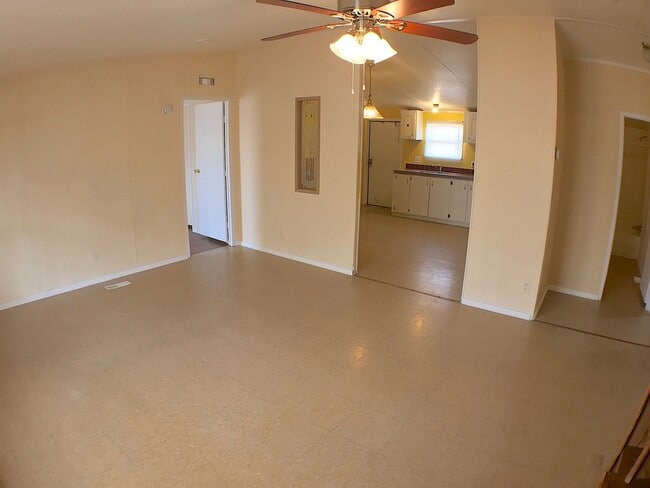 Building Photo - East El Paso 3 bed Refrig A/C