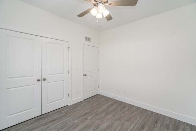 Building Photo - 147 Greenbriar Ln