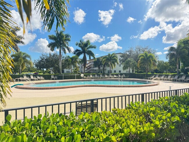 Building Photo - 204 Brighton E