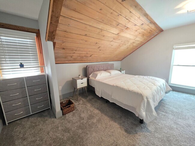 Building Photo - 920 2nd Ave S