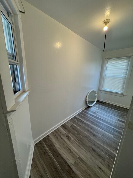 Building Photo - 28 Compton St