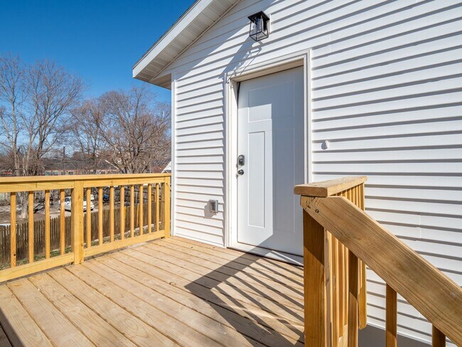 Building Photo - 922