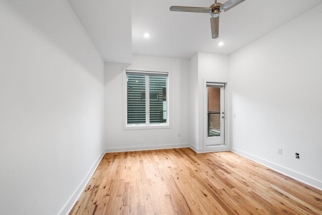 Building Photo - 4 Bed 3.5 Bath Townhomes 2176 sqft