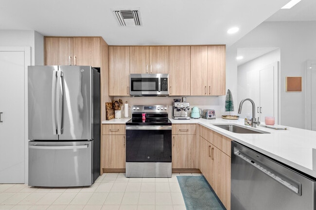 Building Photo - 7460 La Paz Blvd