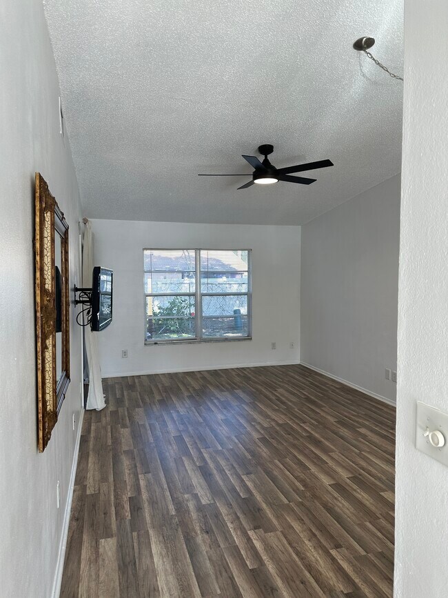 Building Photo - 7355 Parkside Villas Dr N