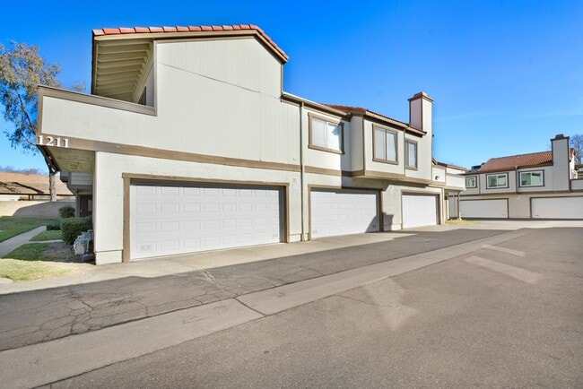 Building Photo - Well, maintained 3-bedroom, 2.5 bath corner unit town home in a private, gated community!