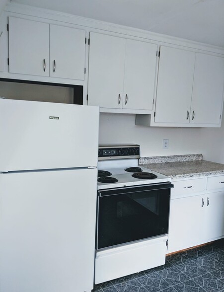 Kitchen Oven - 75 Lanier St