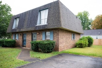 Building Photo - Centrally located between downtown and Eas...
