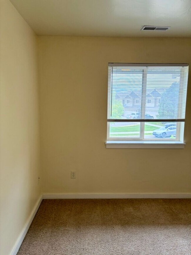 Building Photo - 3 Bedroom, 2.5 Bathroom Townhouse with Fireplace