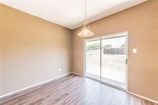 Building Photo - 560 Griffith Dr