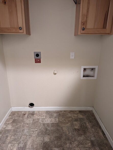 Laundry room - 713 E Main St