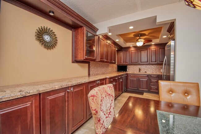 Building Photo - 2030 Ainslie Dr