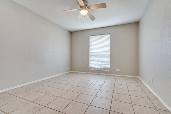 Building Photo - 2820 Clear Springs Dr