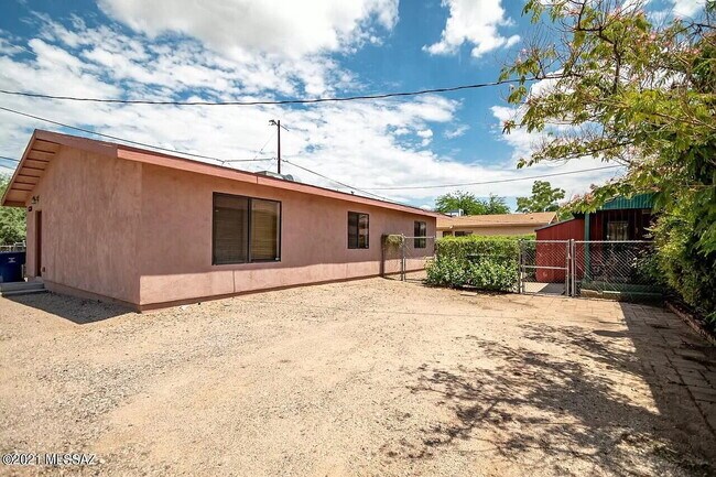 Building Photo - 3 bedroom 2 bath home with washer and dryer.