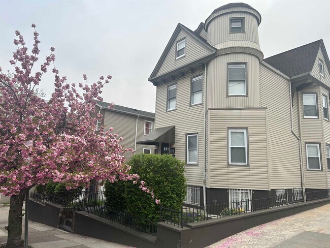 Building Photo - 437 Bramhall Ave