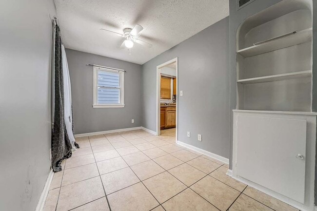 Building Photo - 2533 Greenvale Rd
