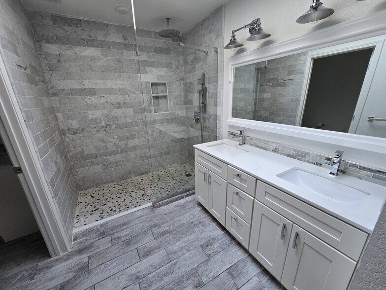 Building Photo - 544 Silver Lake Dr