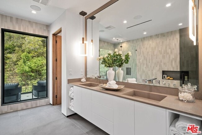 Building Photo - 1200 Angelo Dr