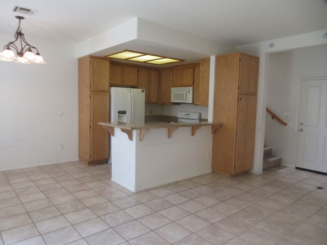 Building Photo - Wonderful 3 bedroom, 2.5 bath townhome on ...