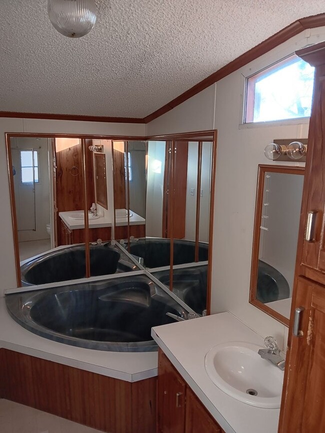 Building Photo - COMING SOON! 2-Bedroom Mobile Home in Lexi...