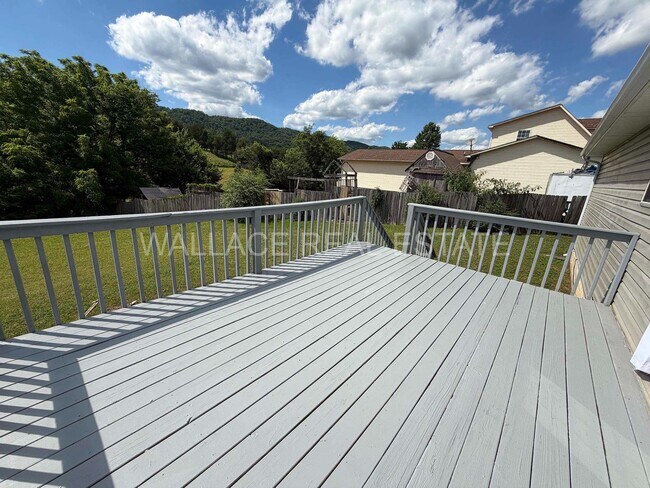 Building Photo - ALL ONE LEVEL IN CLINTON! 3 BDRM, 2 BATH WITH 2 CAR GARAGE!!