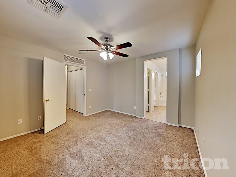 Building Photo - 4925 S 15th Pl