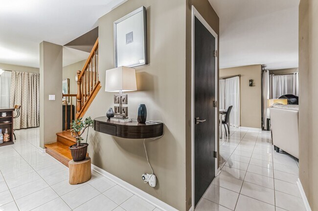 Building Photo - Fully Furnished 4 Bedroom 2.5 bathroom home in Bloomingdale