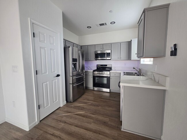 Building Photo - 3 BR 2.5 BA Available Now