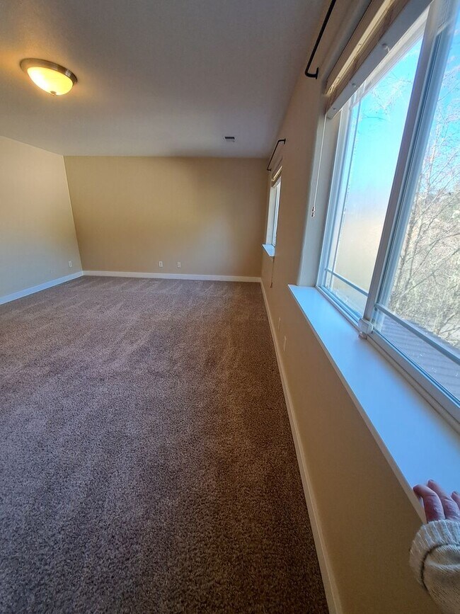 Building Photo - Secluded 5 bedroom Amazing Views Green Space