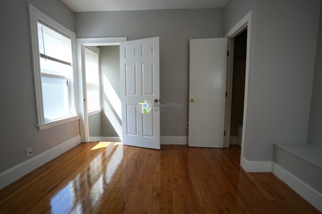 Building Photo - 129 Draper St