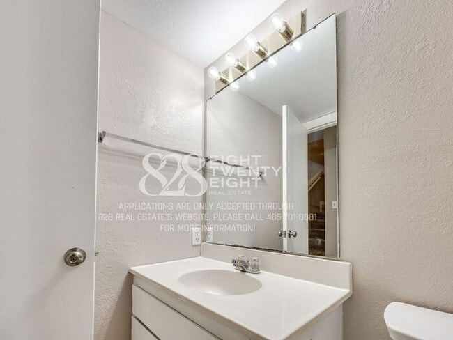 Building Photo - Spacious 2 Bed/2 Bath Townhome Duplex Available NOW in Moore, OK!