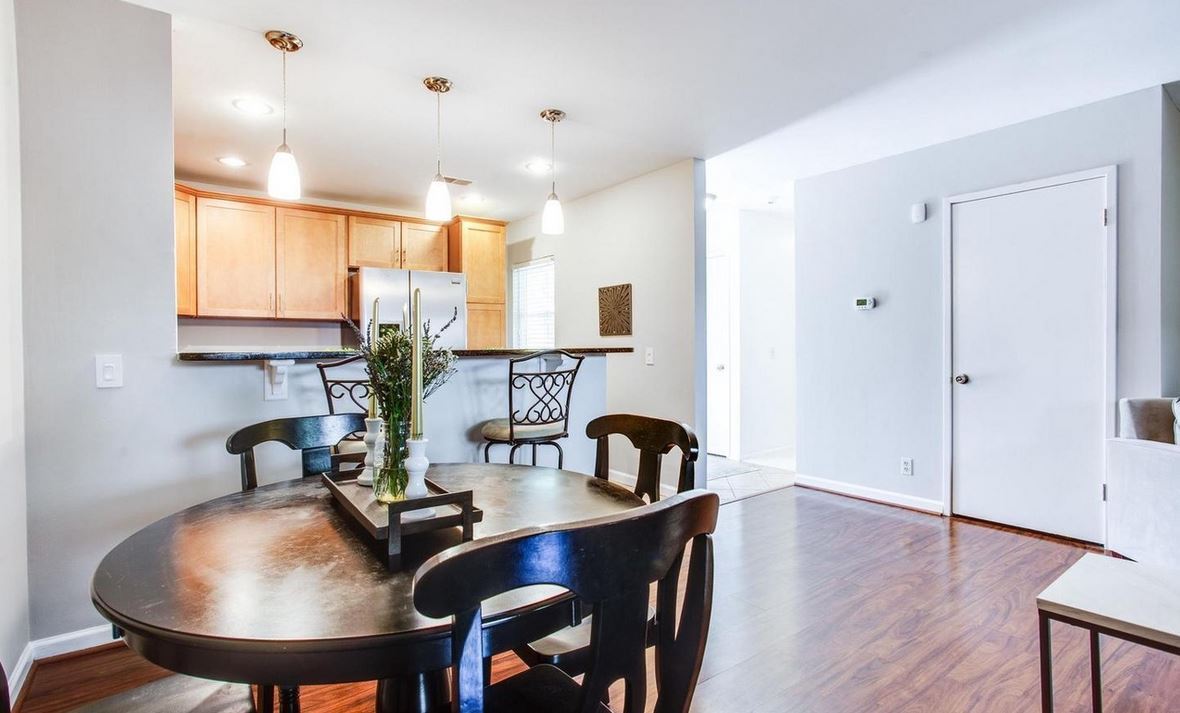 Dining Area and Breakfast Bar - 2681 Glengyle Dr