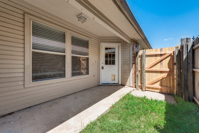 Building Photo - Attractive Duplex Unit in North Fort Worth