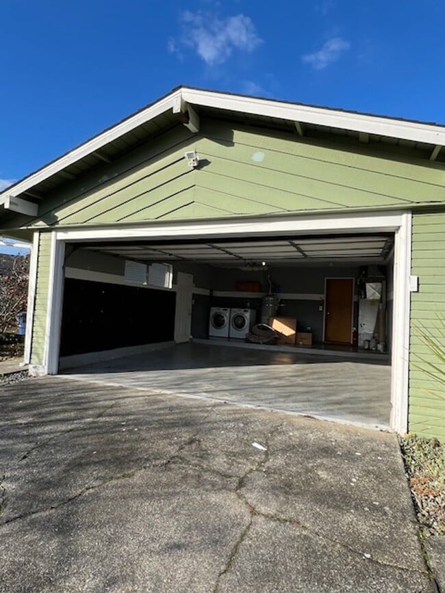 Building Photo - 4 Bedroom, 2 Bath Rambler, Large Fenced back yard, Attached Garage.