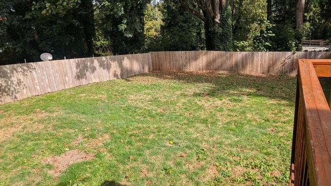 Building Photo - Spacious Townhome Duplex with Large fenced...
