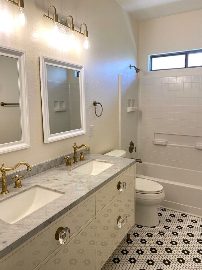 Building Photo - **BEAUTIFUL 3BEDROOM/2BATHROOM HOME LOCATE...