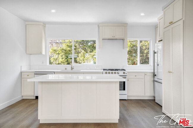 Building Photo - 599 Sunset Ct